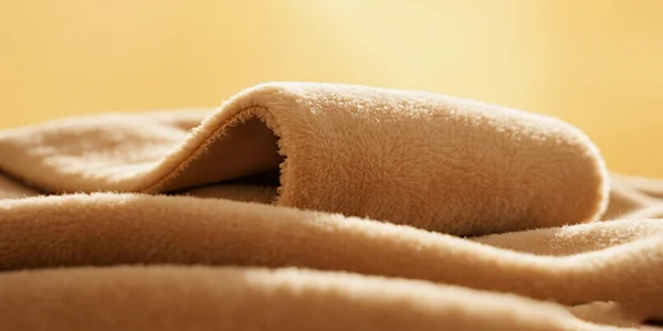 Tessuto termico morbido utilizzato nelle giacche isolanti di WHFrontend, progettate per offrire calore leggero e comfort nelle condizioni climatiche fredde.